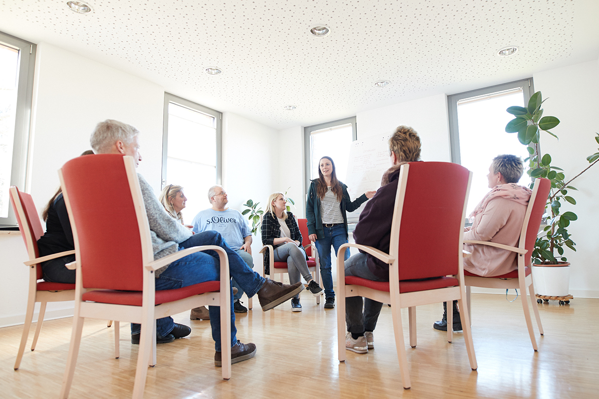 Ein Stuhlkreis mit Personen in der Psychiatrischen Tagesklinik Essen